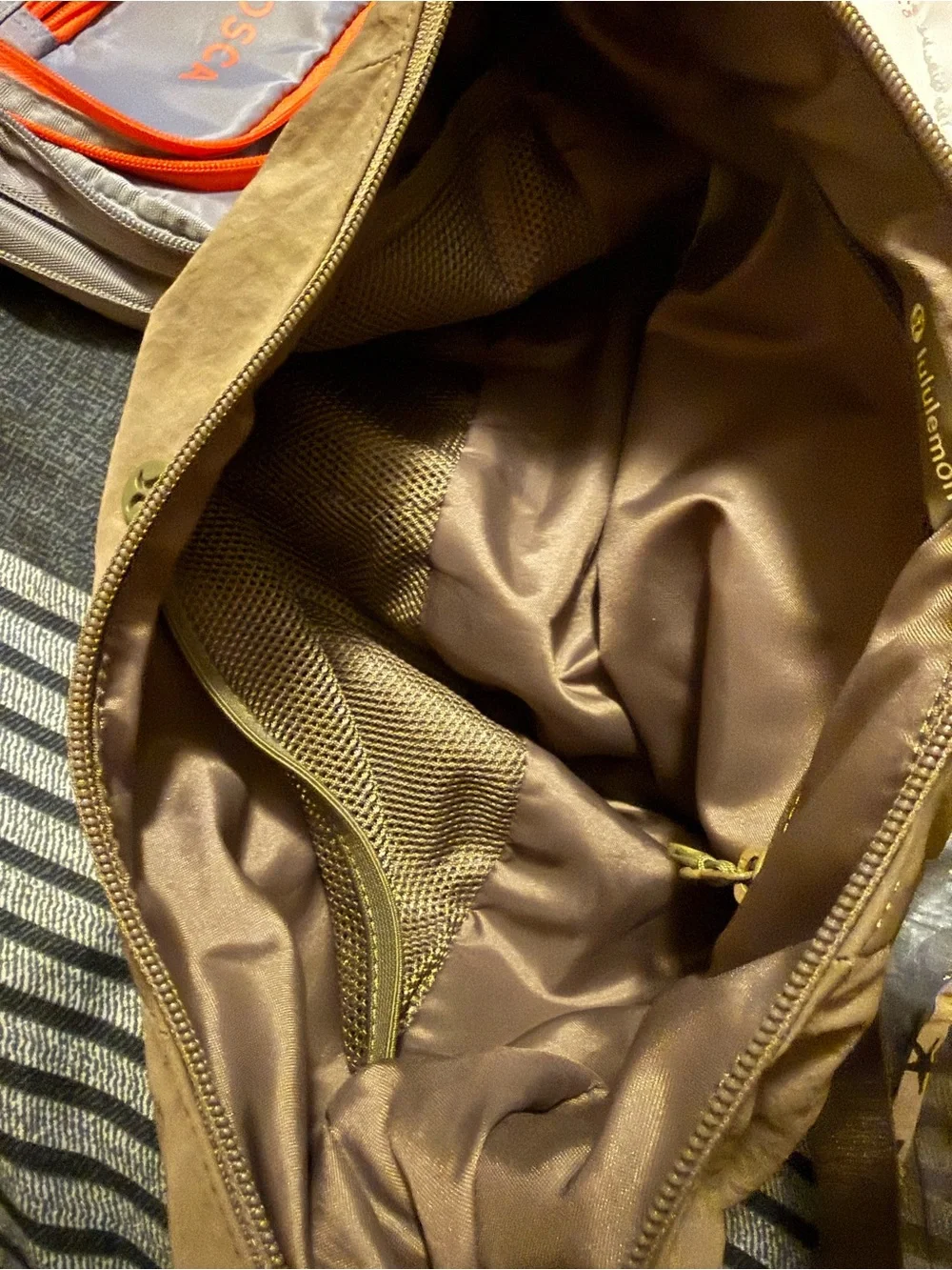lululemon 6L Slouchy Sling Shoulder bag with metal logo olive color